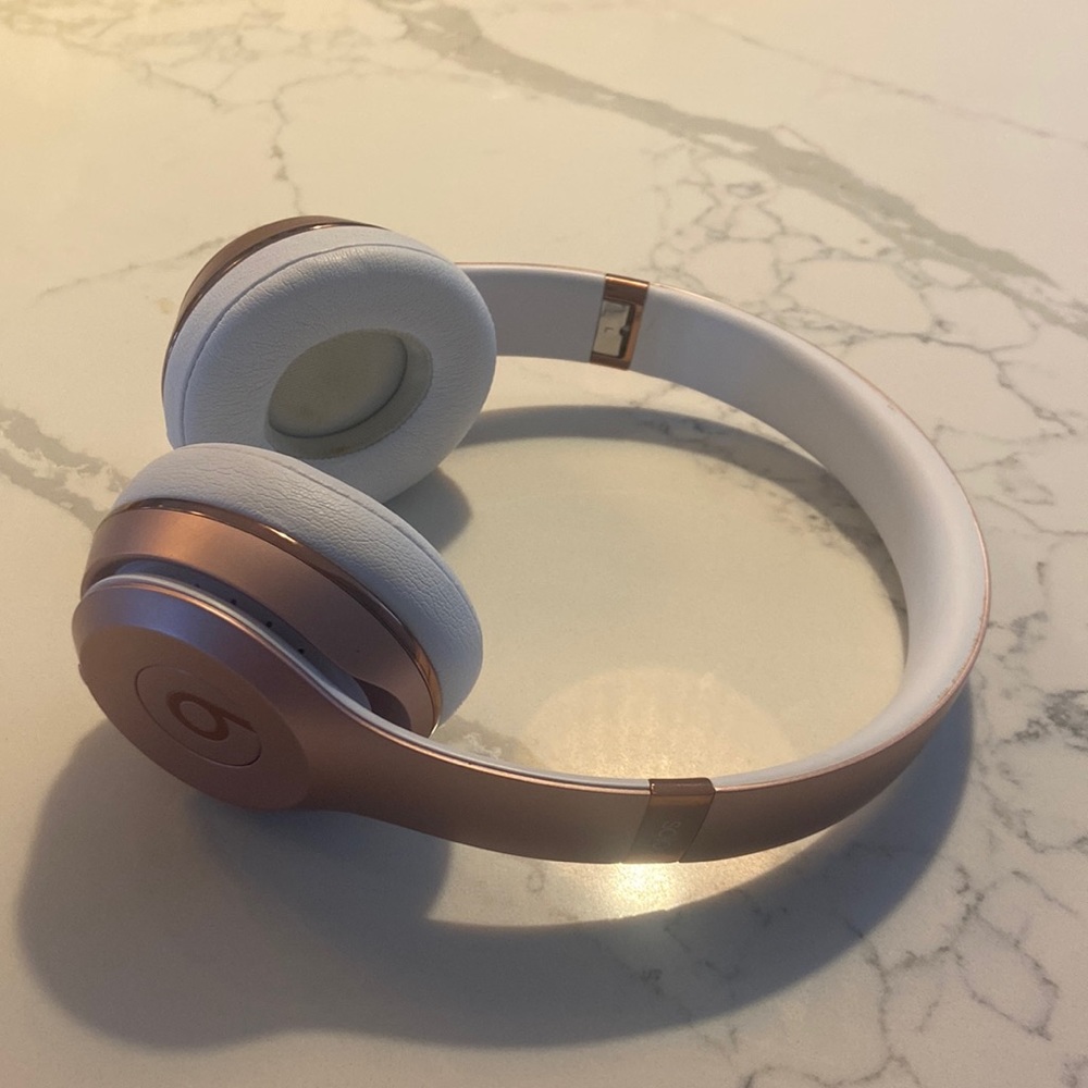 Beats solo 3 rose gold
